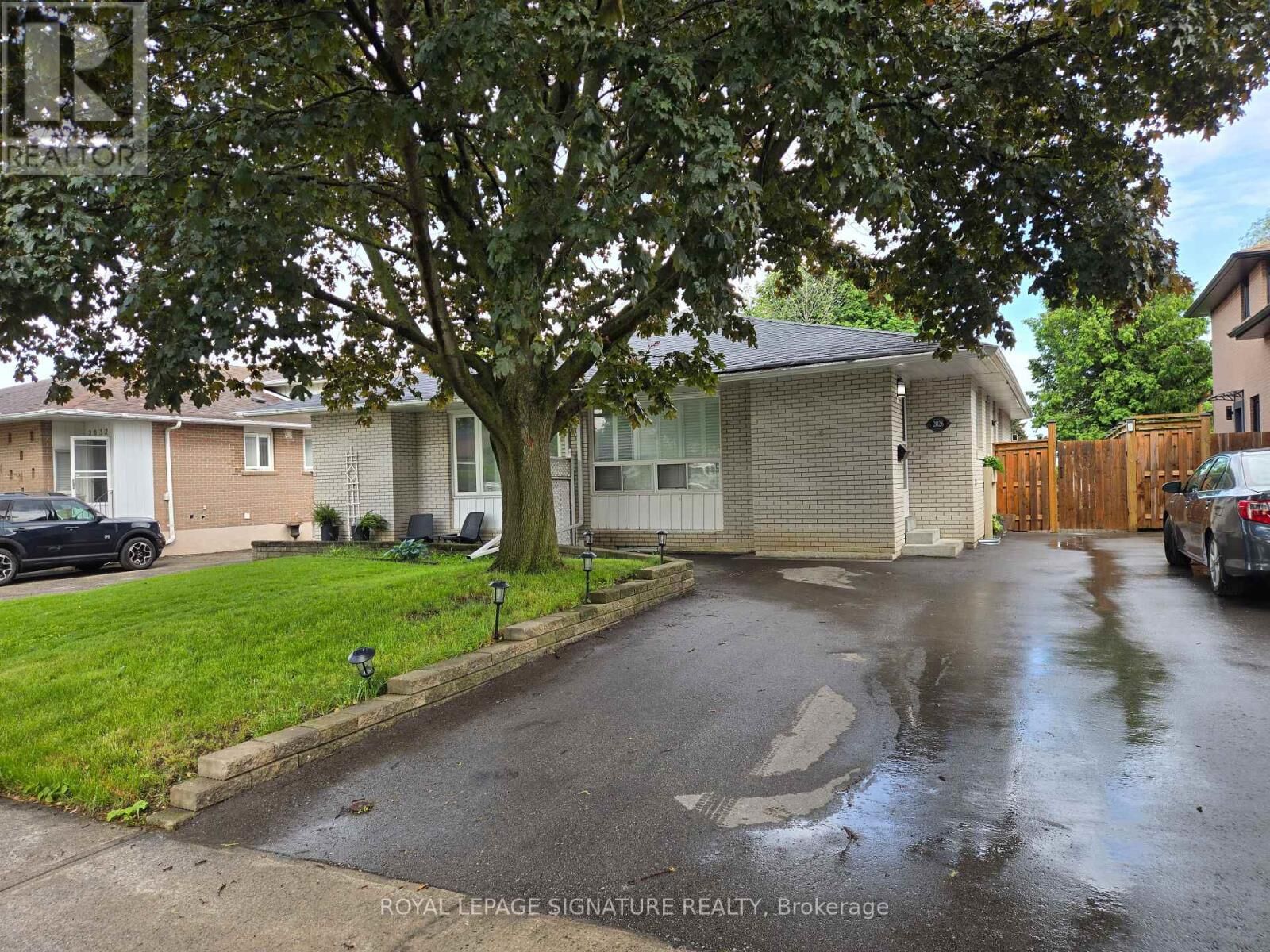 Property Photo:  2026 Fontwell Crescent B  ON L5J 2G7 