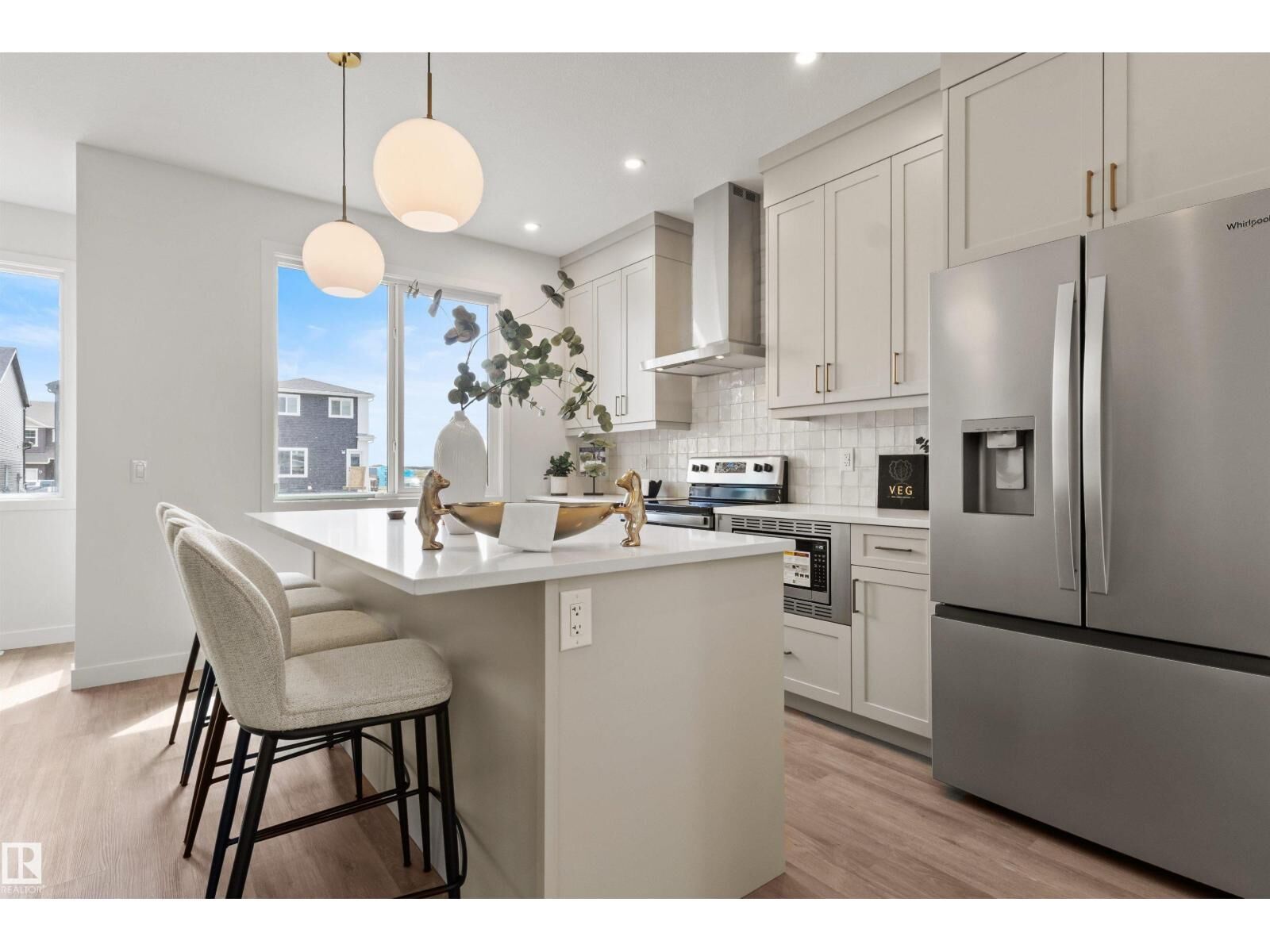 Property Photo: 5749 Hawthorn Cm SW AB T6X 3K8