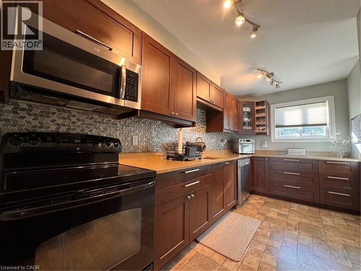 Property Photo:  19 Dalzell Avenue  ON L6Z 1H1 
