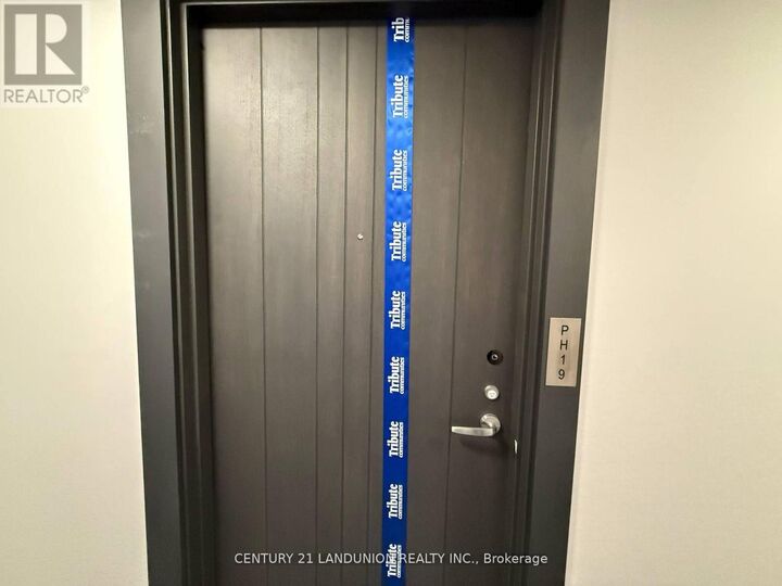 Property Photo: 2545 Simcoe Street North Ph19 ON L1L 0W3