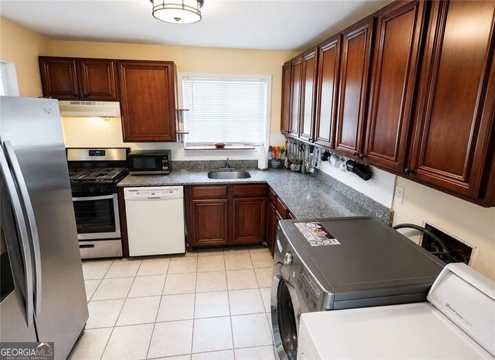 Property Photo:  5617 Kingsport Drive NE  GA 30342 