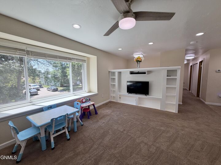 Property Photo:  212 10th Street NW  ND 58523 
