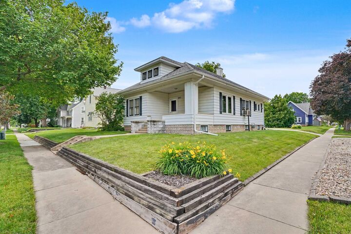 Property Photo:  402 NW 4th Avenue  IA 50677 