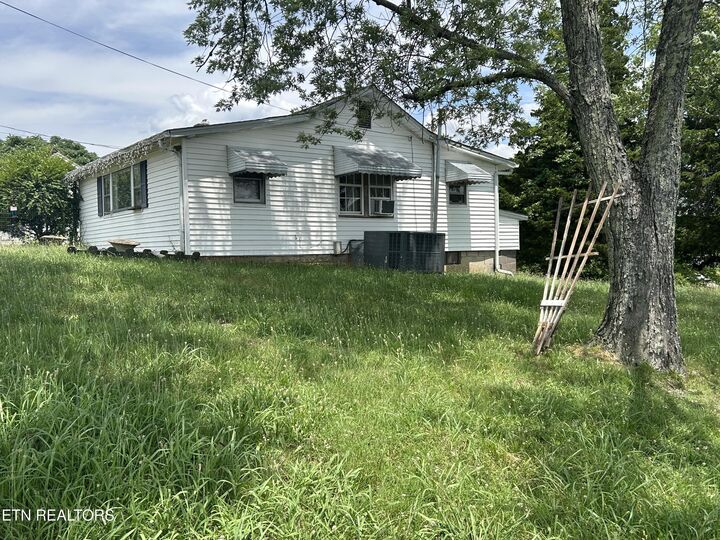 Property Photo: 921 Fowler St TN 37716