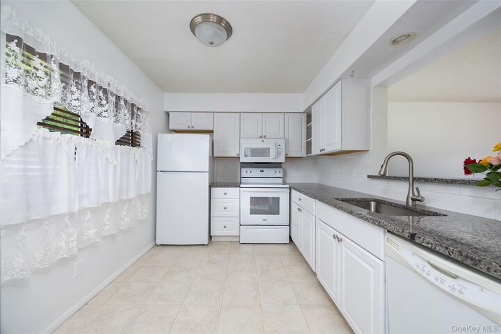 Property Photo:  1004 Chelsea Cove S  NY 12533 