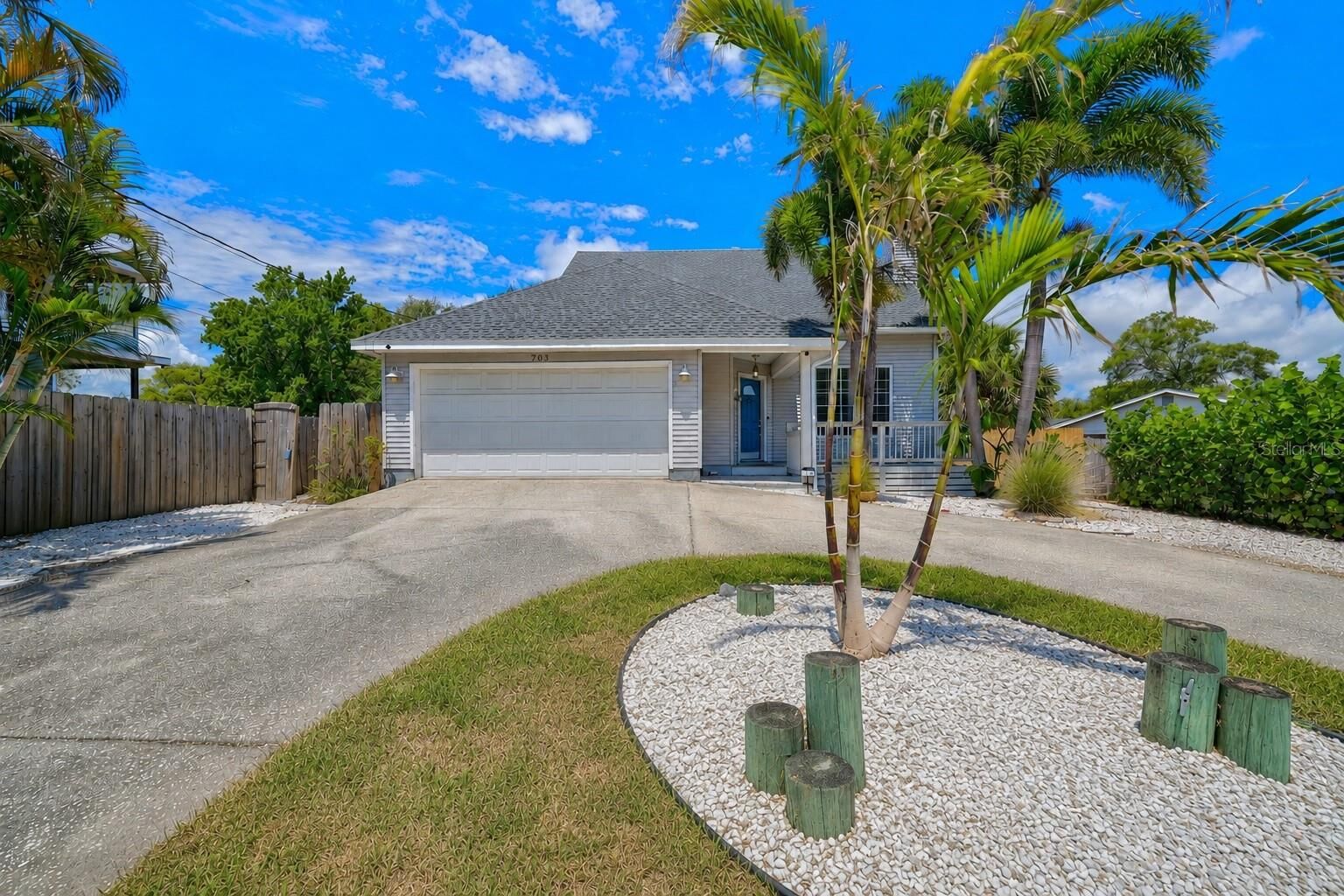 Property Photo: 703 Riverside Drive FL 34689