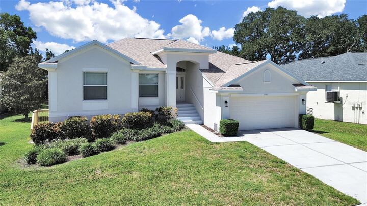 Property Photo:  1025 Lake Avoca Place  FL 34689 