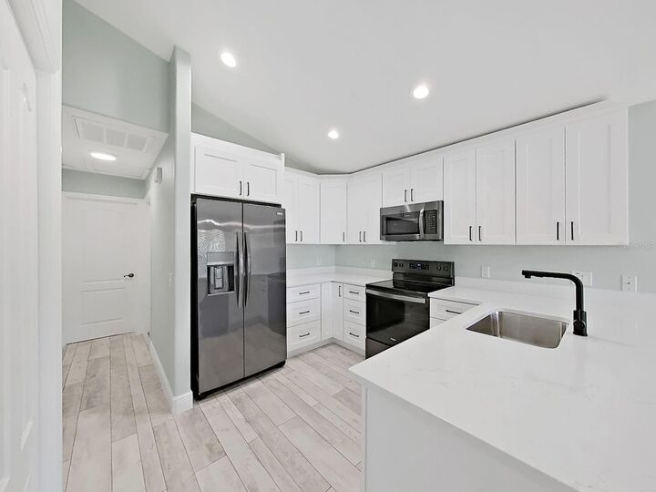 Property Photo:  1025 Lake Avoca Place  FL 34689 