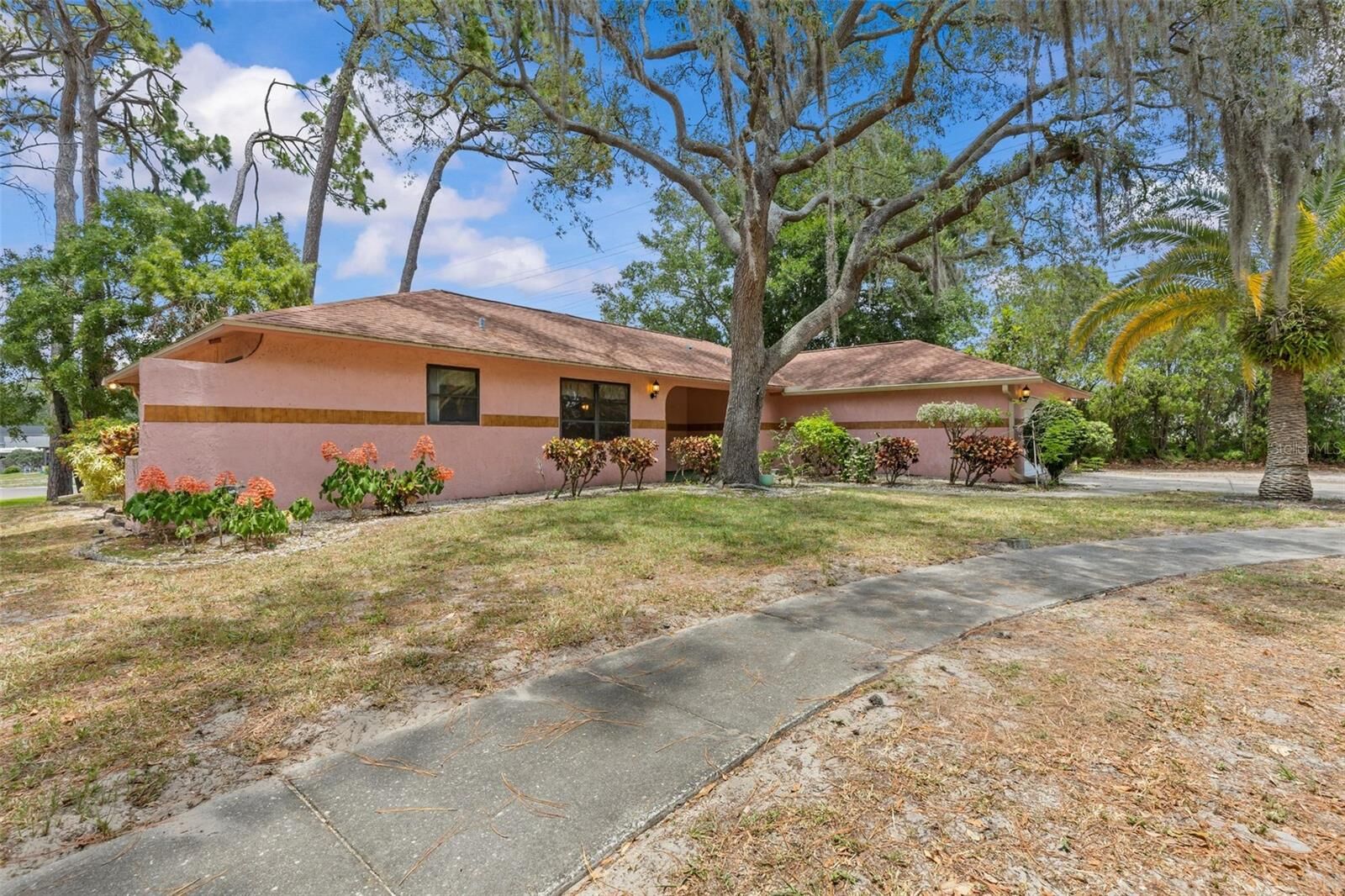 Property Photo: 505 Village Oak Drive FL 34689