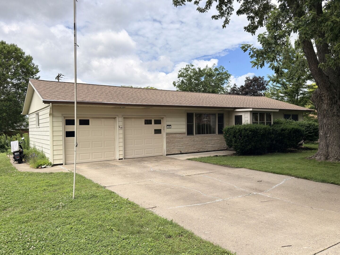 Property Photo:  315 Mecherle Drive  IL 61701 