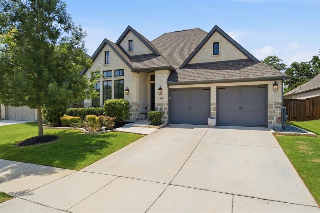 Property Photo: 904 Fallbrook Avenue TX 76210