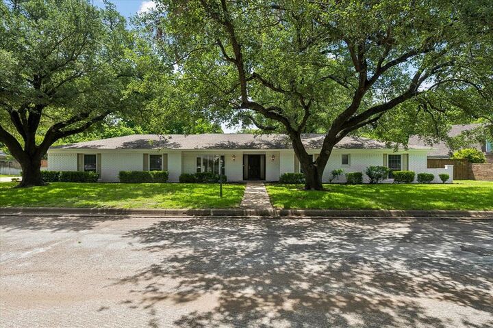Property Photo: 4113 Ridglea Country Club Drive TX 76126