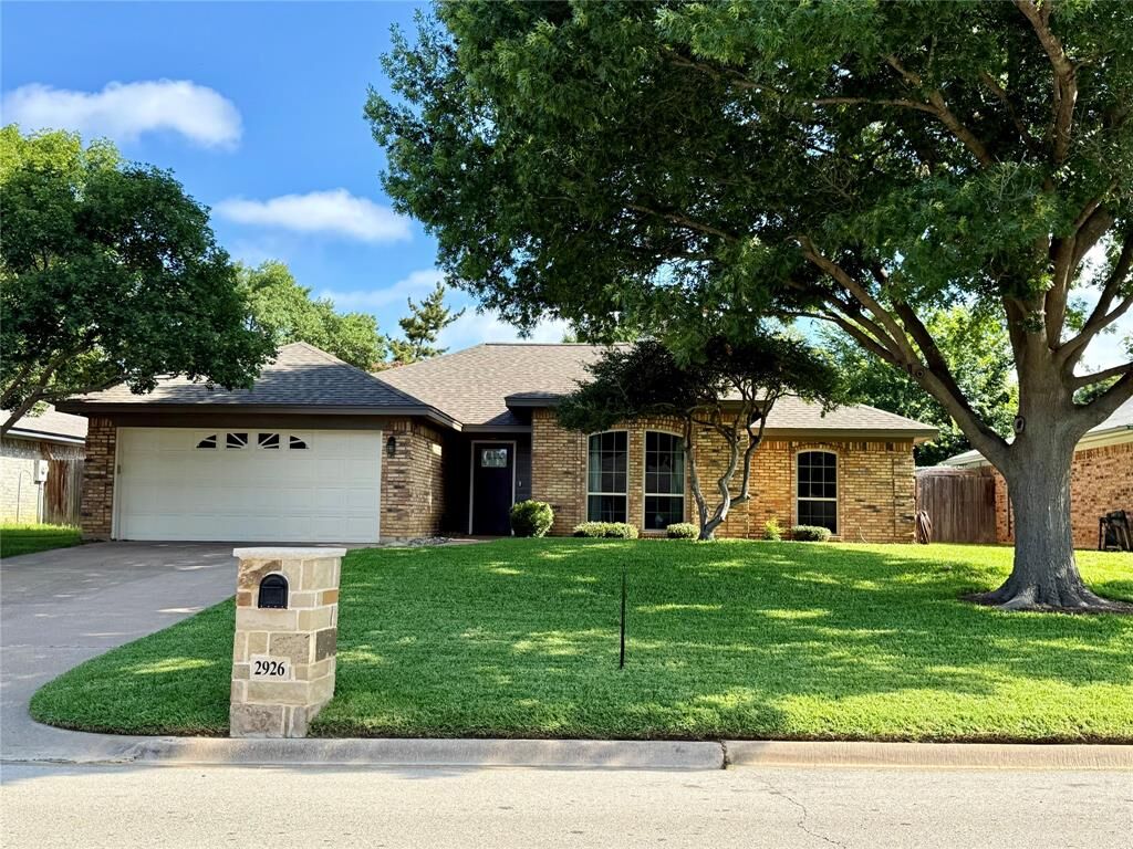 Property Photo: 2926 Cripple Creek Trail TX 76051
