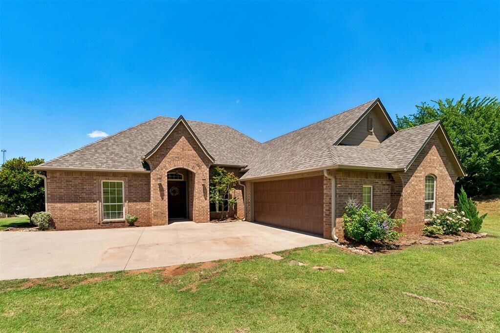 Property Photo: 1609 Willow Road OK 73010