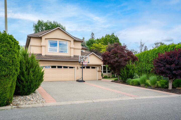 492 Carona Crescent — photo 1