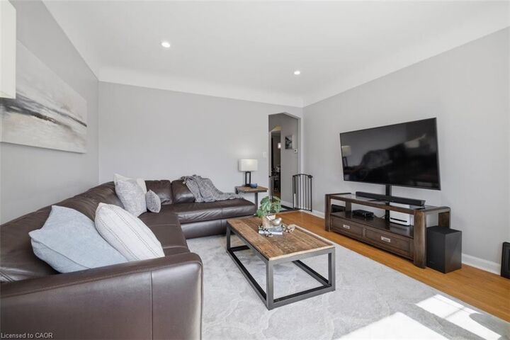 Property Photo:  216 Summerhill Avenue  ON L8K 3N7 