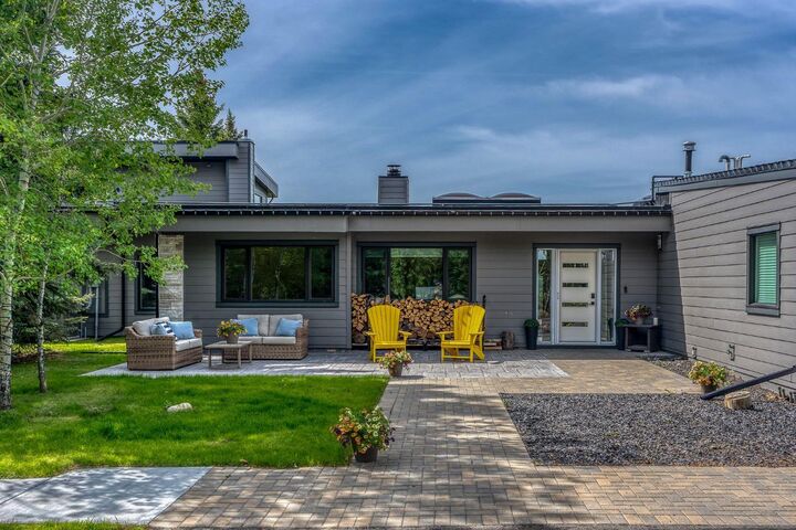 Property Photo:  183 Pinebrook Way SW  AB T3Z 3K3 