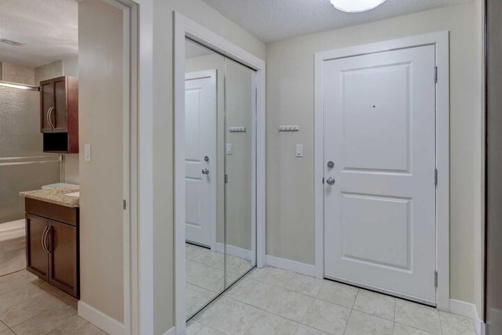 Property Photo:  16 Varsity Estates Circle NW 206  AB T3A 2C5 