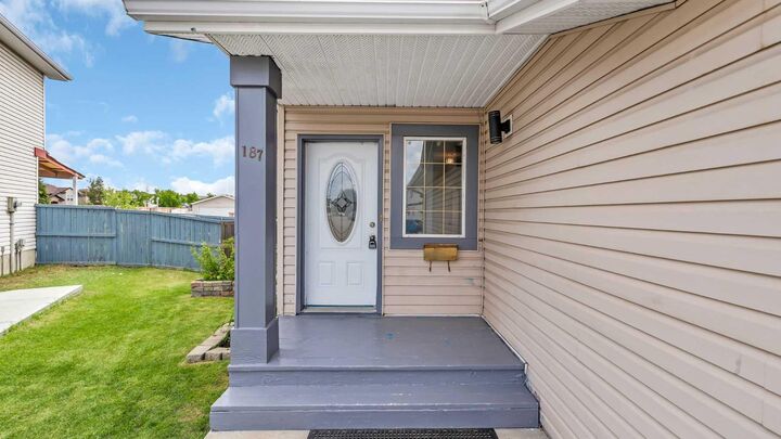Property Photo:  187 Coral Springs Circle NE  AB T3J 3P6 