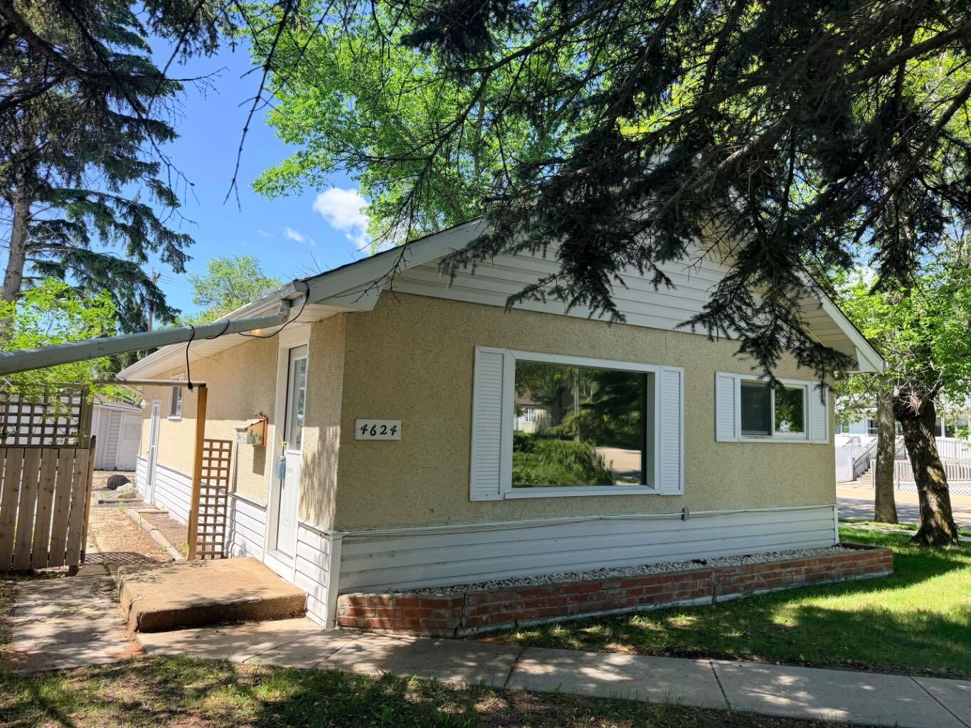 Property Photo:  4624 56 Street  AB T4V 2C3 