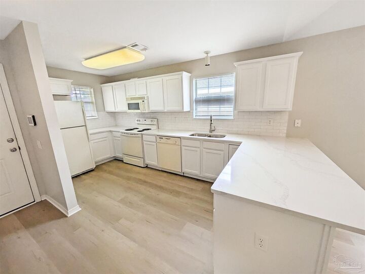 Property Photo: 5915 Bilek Dr FL 32526