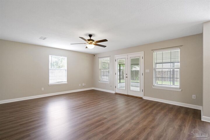 Property Photo: 5320 Powrie Dr FL 32504