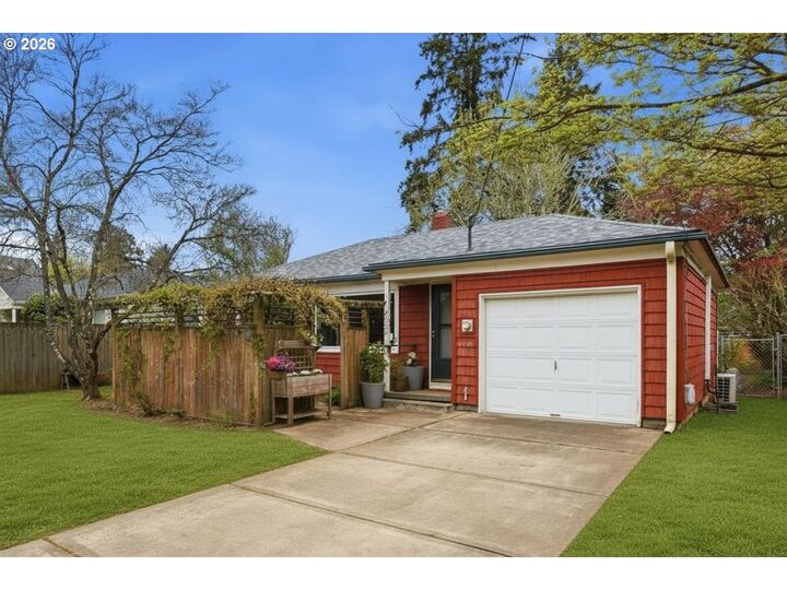 Property Photo: 5823 SE Insley St OR 97206