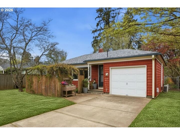 Property Photo:  5823 SE Insley St  OR 97206 