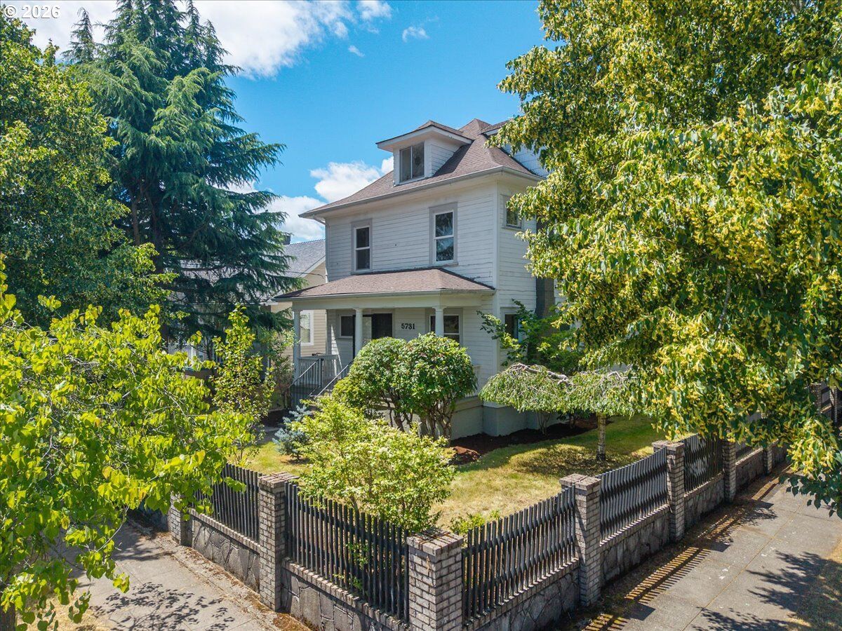 Property Photo:  5731 NE 10th Ave  OR 97211 