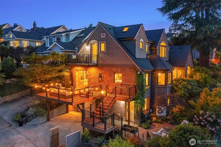 Property Photo:  2556  1st Avenue N  WA 98109 