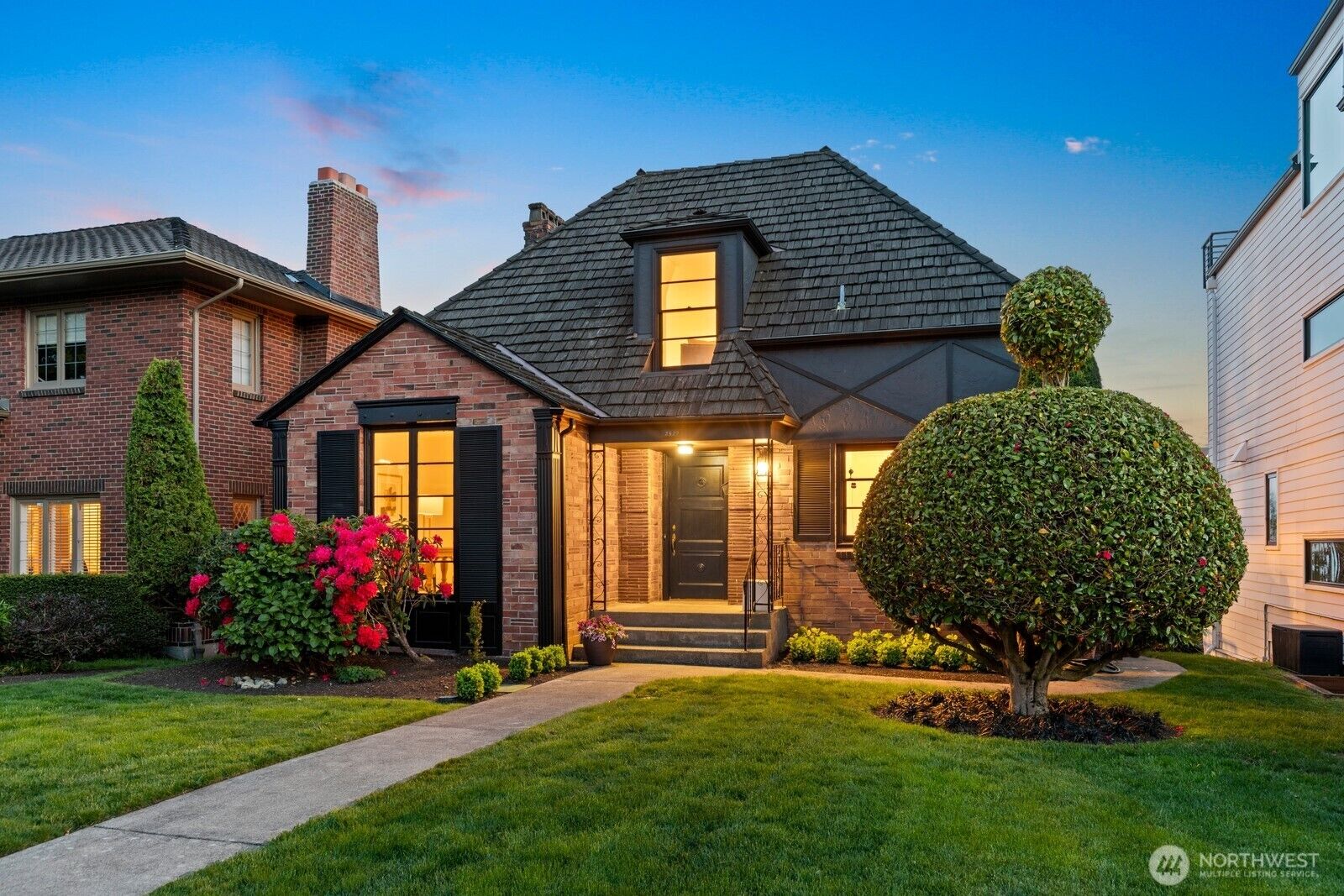 Property Photo: 2527 Westmont Way W WA 98199