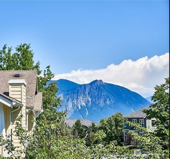 Property Photo:  7705  Fairway Avenue SE 204  WA 98065 