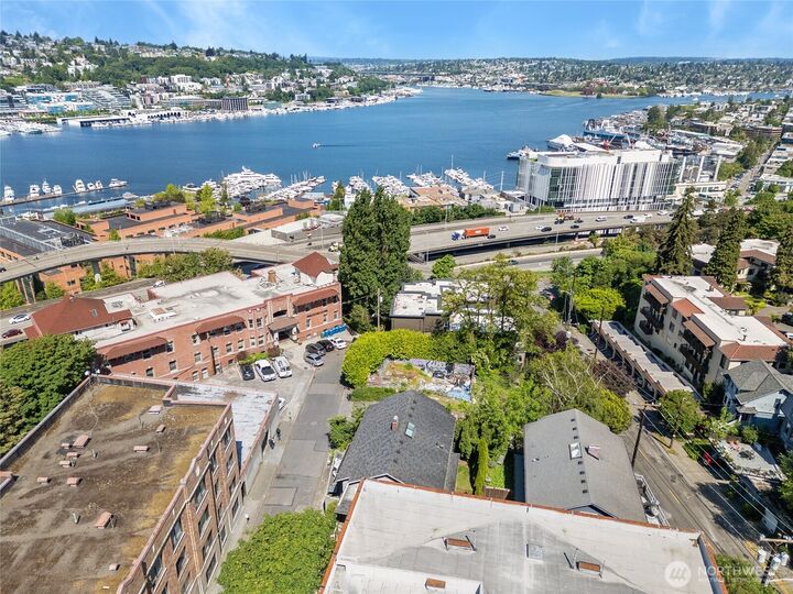 Property Photo: 1010 Bellevue Court E WA 98102