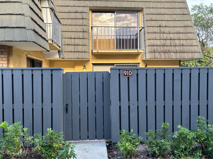 Property Photo:  910 9th Way  FL 33407 