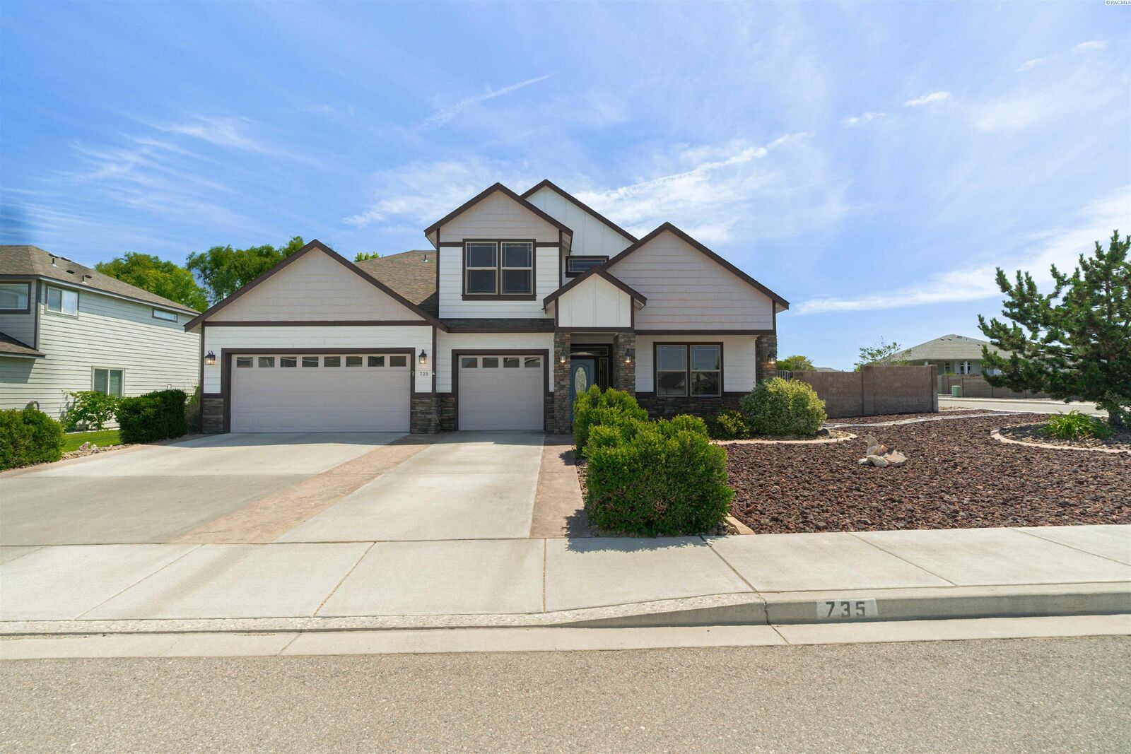Property Photo: 735 Pinnacle Dr WA 99353