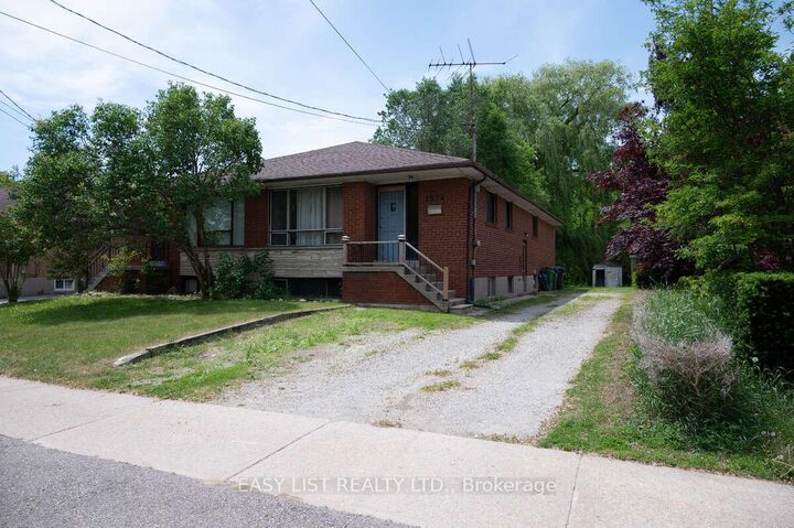 1574 Northmount Avenue — photo 1