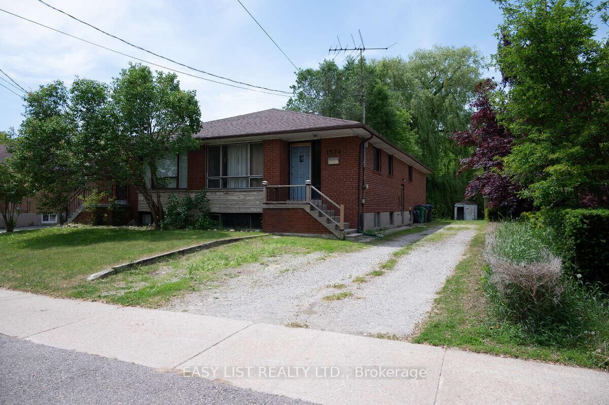Property Photo: 1574 Northmount Avenue ON L5E 1Z1