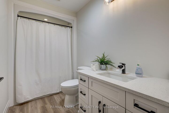 Property Photo: 9 Delevan Crescent ON N4G 3M6
