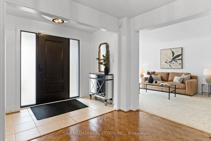 Property Photo: 1653 Sherwood Forrest Circle ON L5K 2G8