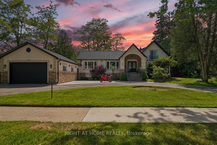 Property Photo: 2090 Stonehouse Crescent ON L5H 3J1