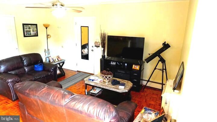 Property Photo:  100 E Glenolden Avenue D-7  PA 19036 