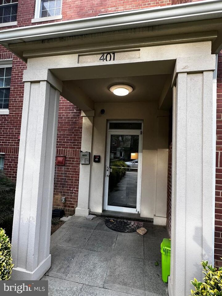 Property Photo: 401 Commonwealth Avenue 12A VA 22301