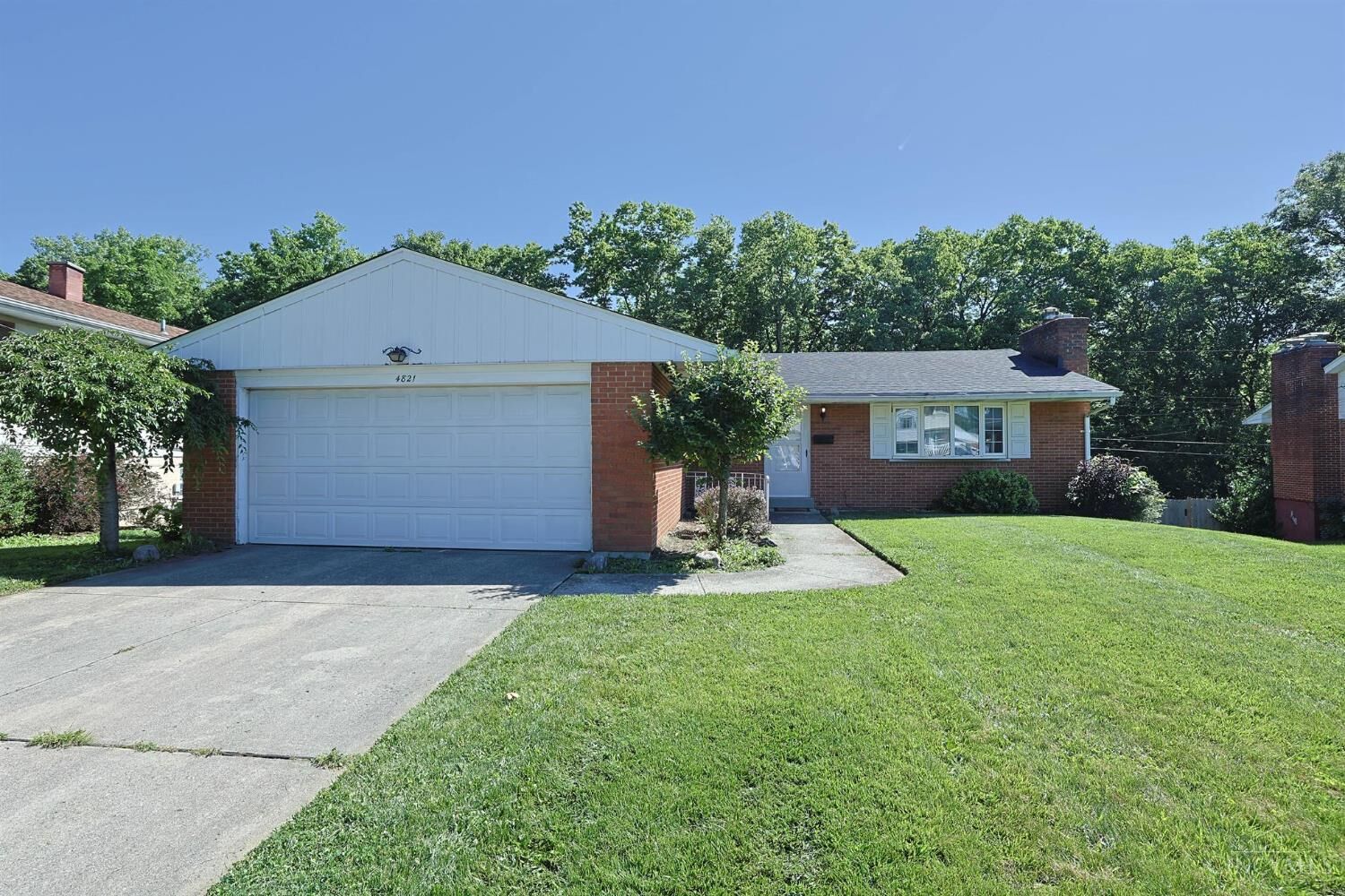 Property Photo: 4821 Victoria Avenue OH 45044