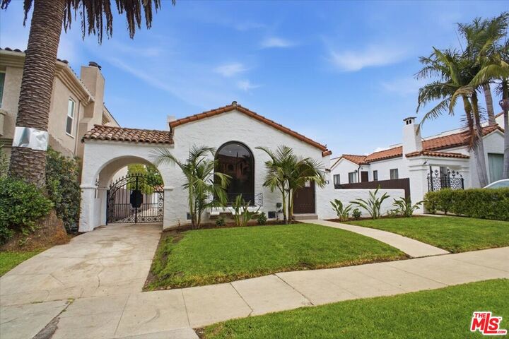 Property Photo: 1153 Hi Point St CA 90035
