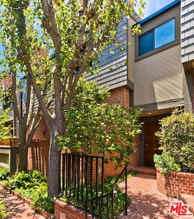 Property Photo:  323 San Vicente Blvd  CA 90402 