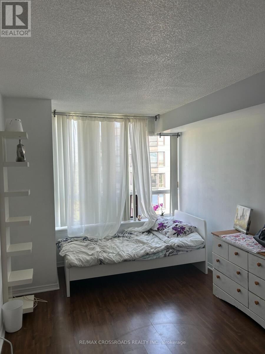 Property Photo: 91 Townsgate Drive 1012 ON L4J 8E8