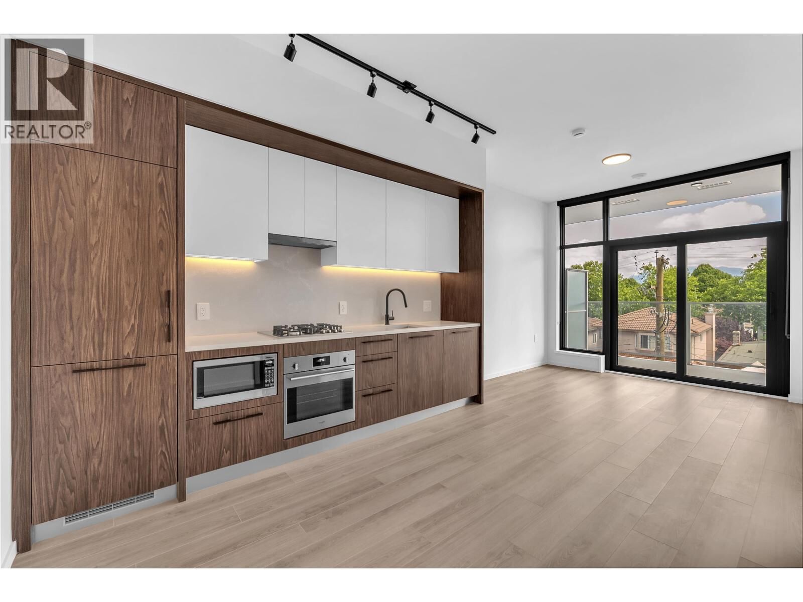 Property Photo:  2729 Kingsway 4xx  BC V5R 0M6 