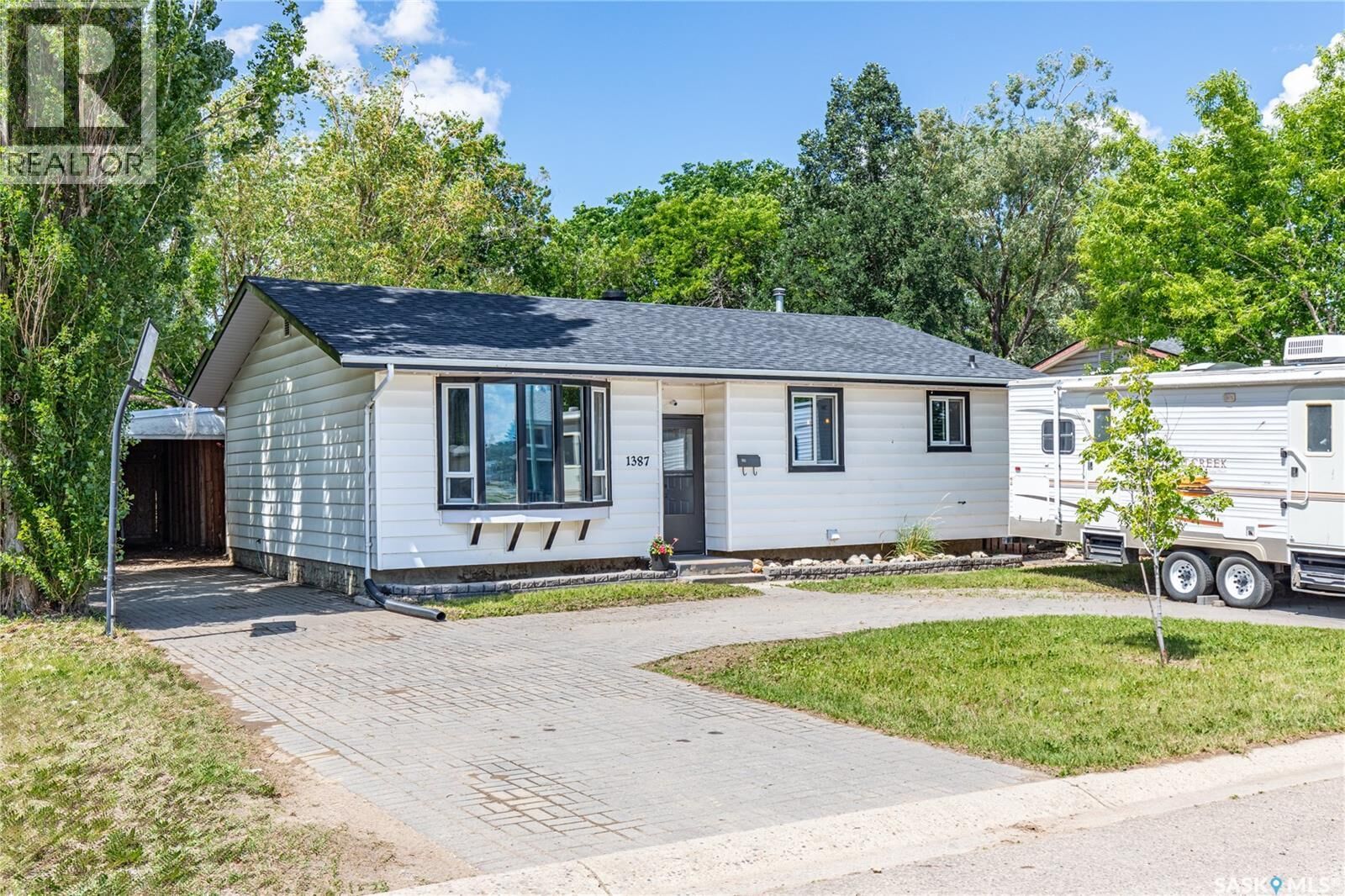 Property Photo: 1387 Manitou Crescent SK S6H 7C5