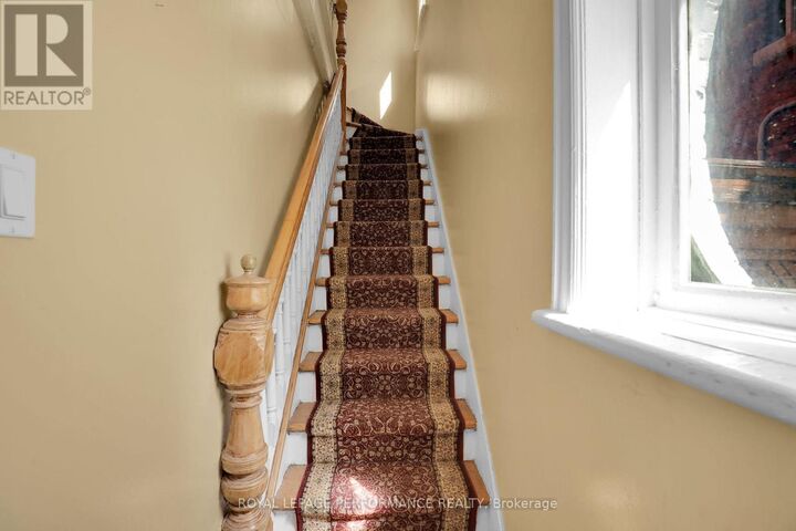 Property Photo: 205 Flora Street 2 ON K1R 5R6