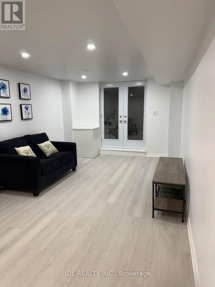 Property Photo:  133 Strathearn Avenue  ON L4B 2L2 